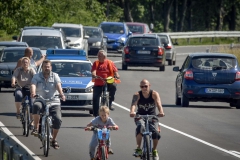 Mit Hilfe und Unterstützung bei der Durchquerung des Straßengrabens sind nun auch die letzten TeilnehmerInnen auf dem Rückweg.<br/><p style="font-size:10px">© Arno Declair</p>