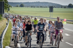 Mit Elan an der Spitze - Schulkinder aus Ziethen demonstrieren für einen sicheren Radweg nach Angermünde <br/><p style="font-size:10px">© Arno Declair</p>