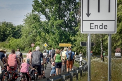 Vor dem Einbiegen nach Klein Ziethen werfen wir einen letzten Blick zurück auf wartende Autos. Heute hatten die RadfahrerInnen Vorfahrt. <br/><p style="font-size:10px">© Arno Declair</p>