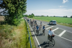 Diszipliniert und in Zweierreihen rollen ca. 200 RadfahrerInnen über die B198 zwischen Ziethener Kreuz und Klein Ziethen <br/><p style="font-size:10px">© Arno Declair</p>