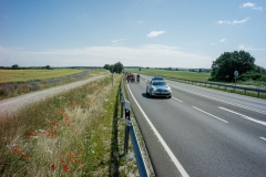 Im Gegensatz zum groben Schotter auf dem "Radweg", der bei einem Teilnehmer für einen platten Reifen sorgte, rollen die Räder auf dem glatten Asphalt bestens. <br/><p style="font-size:10px">© Arno Declair</p>