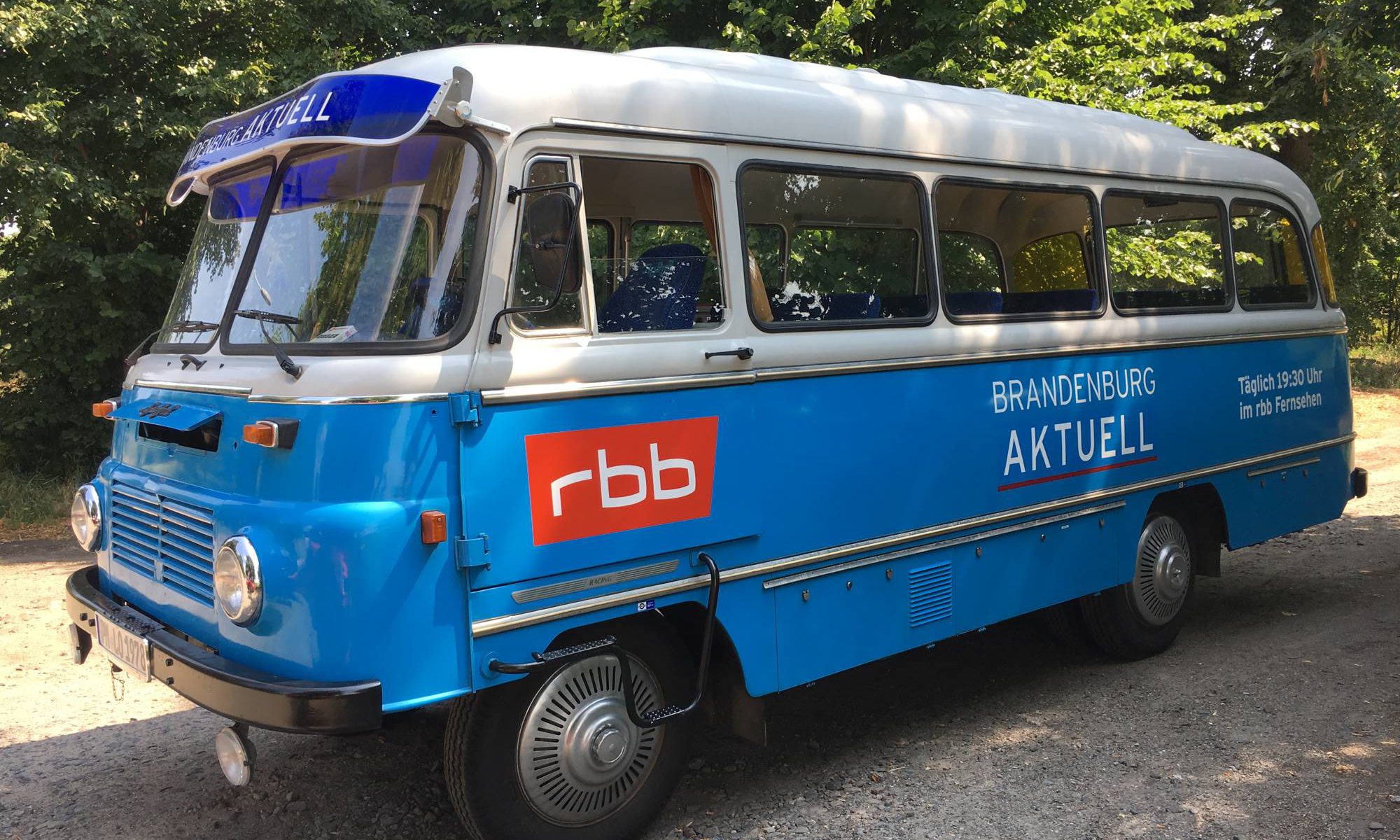 Blauer Bus der Sendung Brandenburg aktuell des rbb